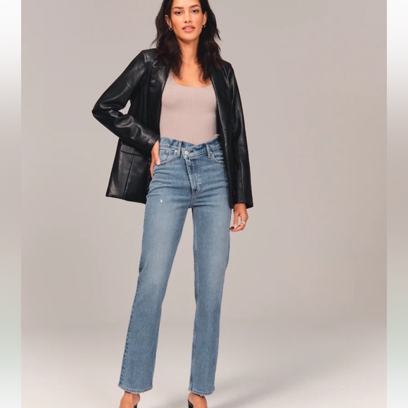 Abercrombie Ultra Highrise 90’s Straight Jean - Picture 3 of 12